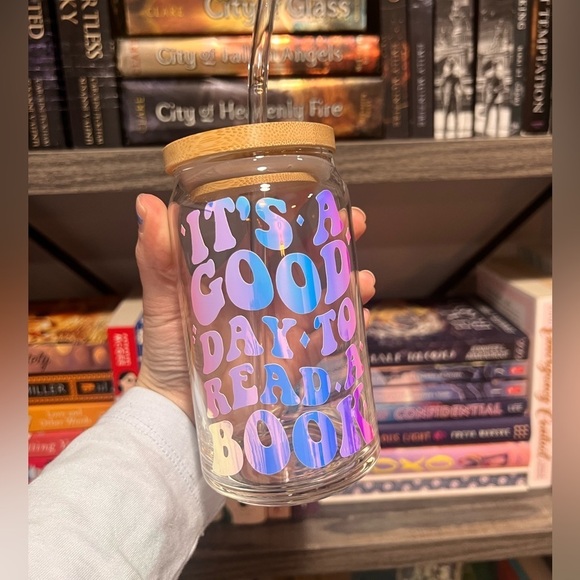 Holographic it’s a good day to read a book glass with bamboo lid and straw - Picture 4 of 4